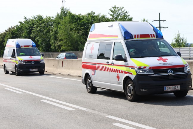 Schwer verletzt: Motorradfahrer auf Westautobahn bei Laakirchen gegen Heck eines Fahrzeuges geprallt