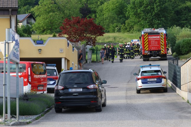 Personenrettung: Verletzter in St. Marienkirchen an der Polsenz hinter Dachrinne eingeklemmt
