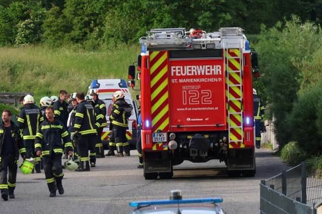 Personenrettung: Verletzter in St. Marienkirchen an der Polsenz hinter Dachrinne eingeklemmt
