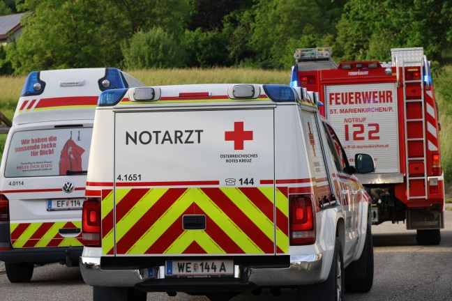Personenrettung: Verletzter in St. Marienkirchen an der Polsenz hinter Dachrinne eingeklemmt