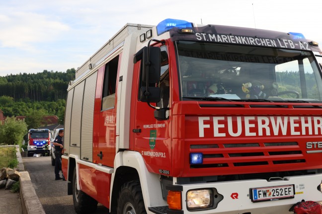 Personenrettung: Verletzter in St. Marienkirchen an der Polsenz hinter Dachrinne eingeklemmt