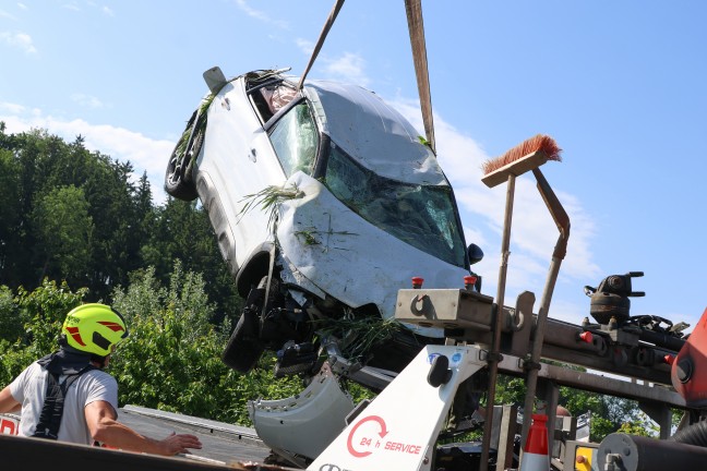 Auto bei Verkehrsunfall in Wolfern von Strae abgekommen und mehrmals heftig berschlagen