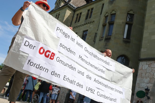 79 Menschen betroffen: Protestaktion gegen Schlieung des Pflege- und Betreuungszentrums in Gmunden