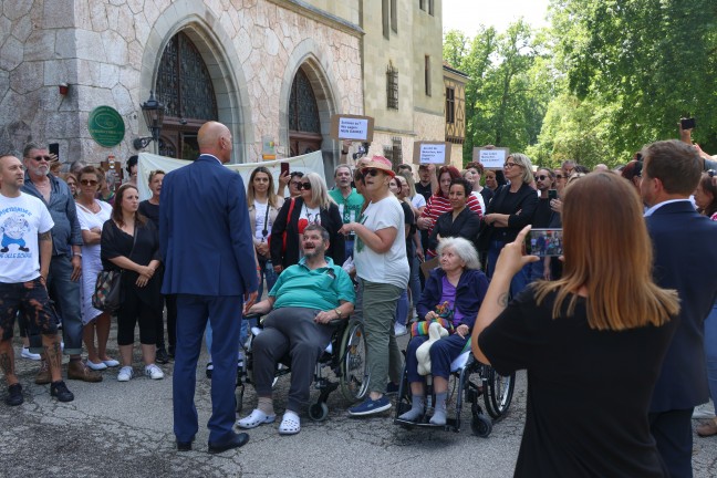 79 Menschen betroffen: Protestaktion gegen Schlieung des Pflege- und Betreuungszentrums in Gmunden