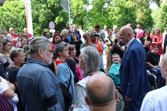 79 Menschen betroffen: Protestaktion gegen Schlieung des Pflege- und Betreuungszentrums in Gmunden