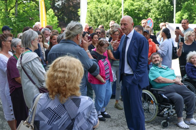 79 Menschen betroffen: Protestaktion gegen Schlieung des Pflege- und Betreuungszentrums in Gmunden