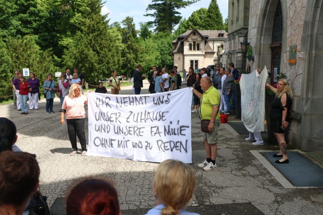 79 Menschen betroffen: Protestaktion gegen Schlieung des Pflege- und Betreuungszentrums in Gmunden