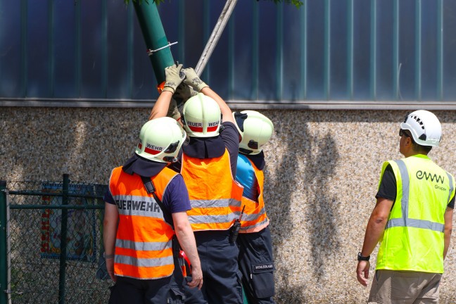 Lichtmast drohte umzustrzen: Feuerwehr bei Sicherungsarbeiten in Wels-Vogelweide im Einsatz