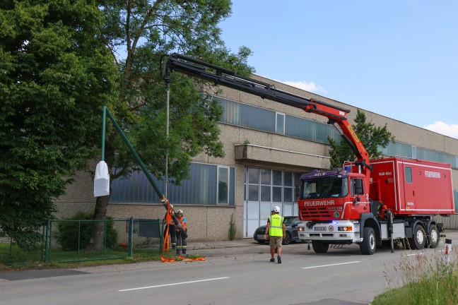 Lichtmast drohte umzustrzen: Feuerwehr bei Sicherungsarbeiten in Wels-Vogelweide im Einsatz