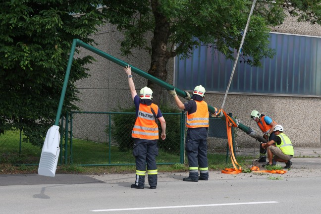 Lichtmast drohte umzustrzen: Feuerwehr bei Sicherungsarbeiten in Wels-Vogelweide im Einsatz