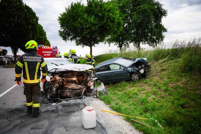 Schwere Frontalkollision zwischen zwei PKW bei Burgkirchen