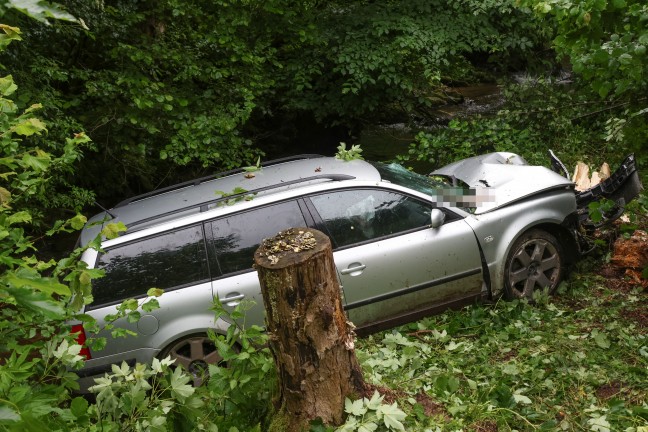 Auto bei St. Agatha von Nibelungenstrae abgekommen und im angrenzenden Bachbett gelandet