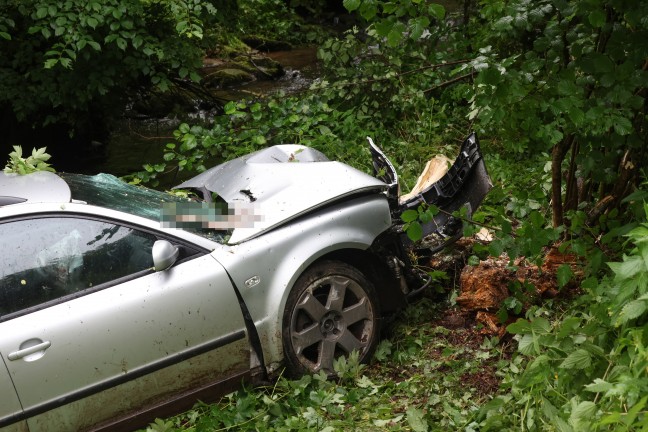 Auto bei St. Agatha von Nibelungenstrae abgekommen und im angrenzenden Bachbett gelandet