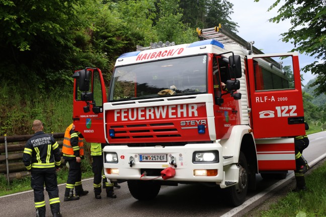 Auto bei St. Agatha von Nibelungenstrae abgekommen und im angrenzenden Bachbett gelandet