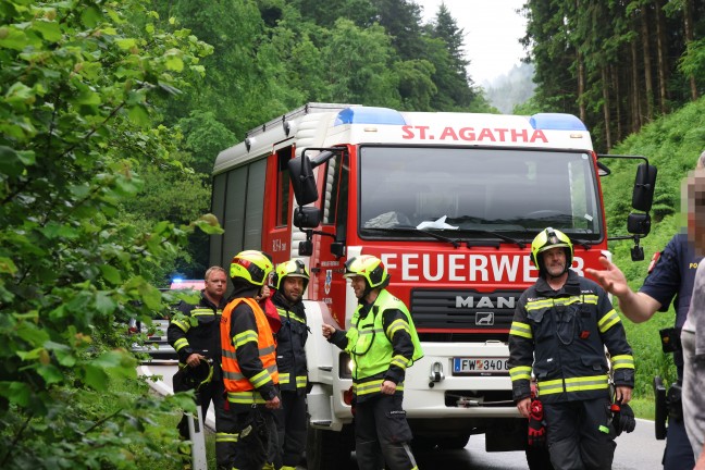 Auto bei St. Agatha von Nibelungenstrae abgekommen und im angrenzenden Bachbett gelandet