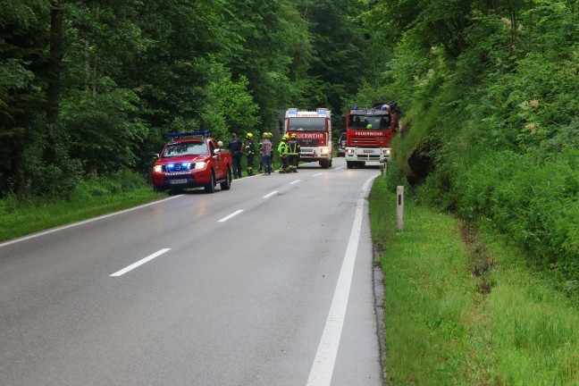 Auto bei St. Agatha von Nibelungenstrae abgekommen und im angrenzenden Bachbett gelandet