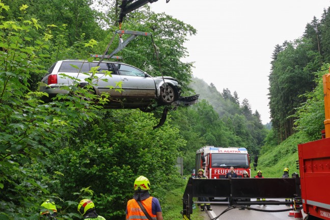 Auto bei St. Agatha von Nibelungenstrae abgekommen und im angrenzenden Bachbett gelandet