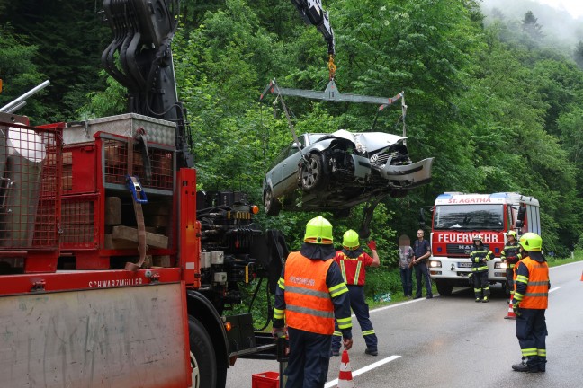 Auto bei St. Agatha von Nibelungenstrae abgekommen und im angrenzenden Bachbett gelandet