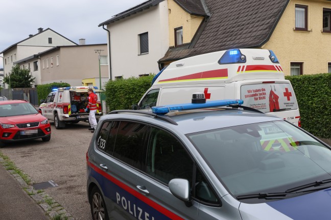 Personenrettung: Frau in Wels-Vogelweide mit Fu auf Terrasse eingeklemmt