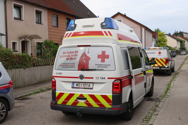 Personenrettung: Frau in Wels-Vogelweide mit Fu auf Terrasse eingeklemmt