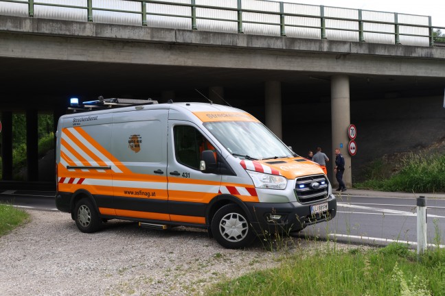 Totalsperre der Welser Autobahn: Brand in Unterfhrung des Schleibaches in Weikirchen an der Traun