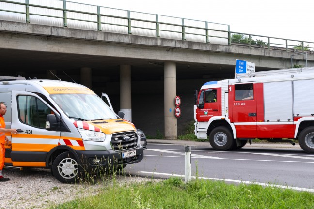 Totalsperre der Welser Autobahn: Brand in Unterfhrung des Schleibaches in Weikirchen an der Traun