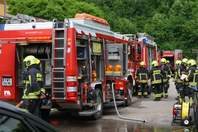 Drei Feuerwehren bei Kchenbrand in einem Mehrparteienhaus in Steinerkirchen an der Traun im Einsatz