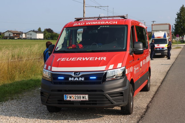 Auto in Bad Wimsbach-Neydharting im Gleisbereich der Lokalbahnstrecke zum Stillstand gekommen