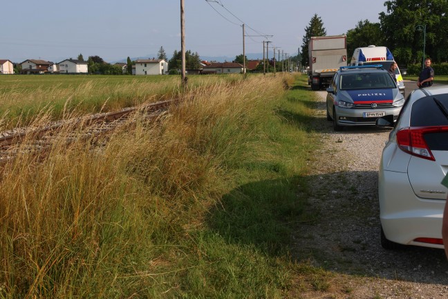 Auto in Bad Wimsbach-Neydharting im Gleisbereich der Lokalbahnstrecke zum Stillstand gekommen