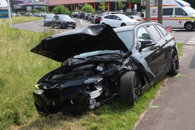 Schwerer Kreuzungscrash auf der Kremstalstrae in Leonding fordert zwei Verletzte