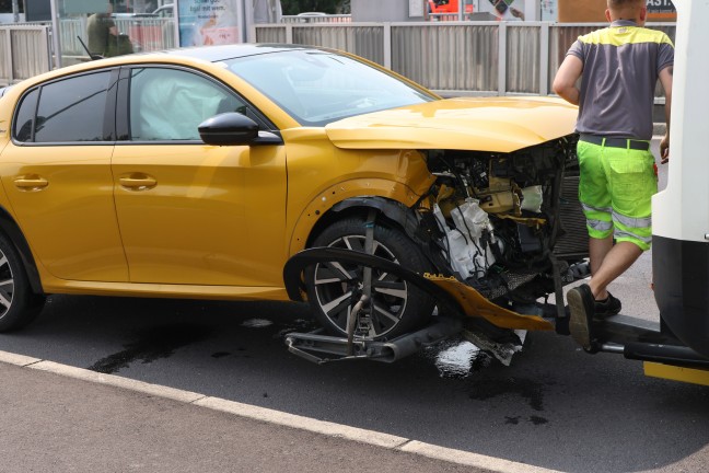 Schwerer Kreuzungscrash auf der Kremstalstrae in Leonding fordert zwei Verletzte