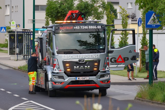 Auto nach Kreuzungscrash in Wels-Vogelweide gegen Baum gekracht
