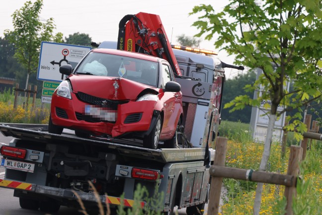 Auto nach Kreuzungscrash in Wels-Vogelweide gegen Baum gekracht