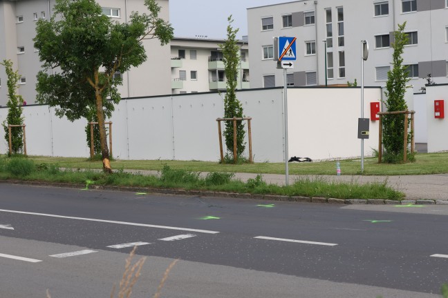 Auto nach Kreuzungscrash in Wels-Vogelweide gegen Baum gekracht
