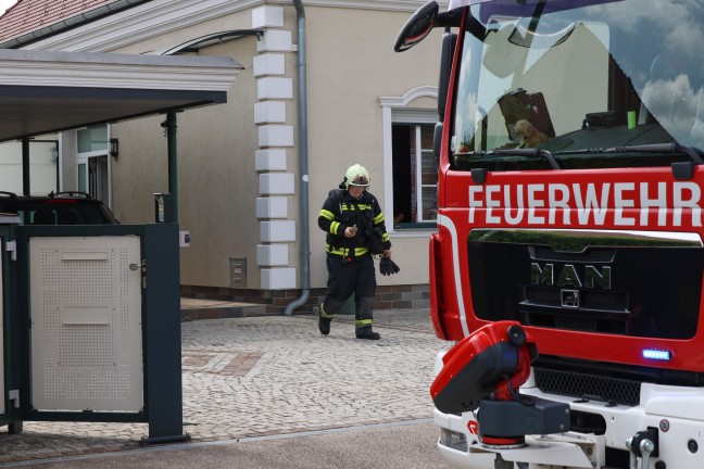 Einsatzkrfte der Feuerwehr bei Brandnachschau in einem Wohnhaus in Wels-Schafwiesen im Einsatz