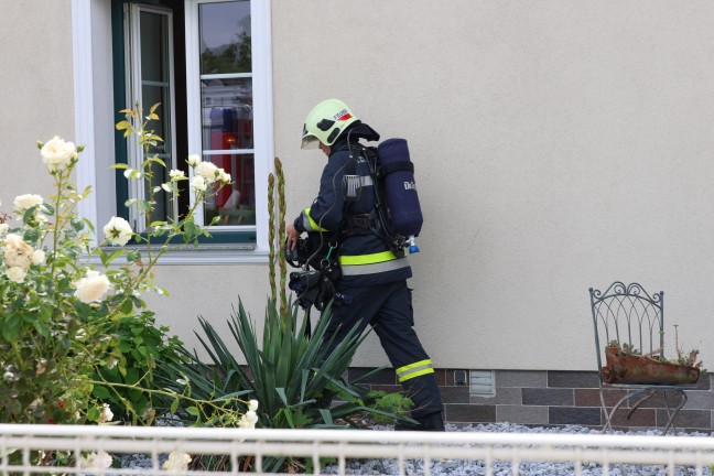 Einsatzkrfte der Feuerwehr bei Brandnachschau in einem Wohnhaus in Wels-Schafwiesen im Einsatz