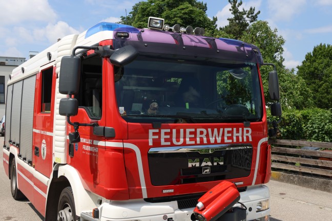 Einsatzkrfte der Feuerwehr bei Brandnachschau in einem Wohnhaus in Wels-Schafwiesen im Einsatz