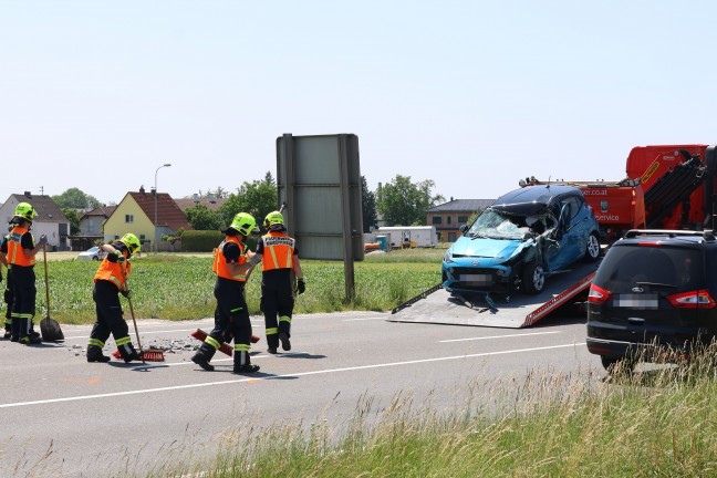 Schwerer Auffahrunfall zwischen PKW und Pritschenwagen auf Wiener Strae bei Marchtrenk