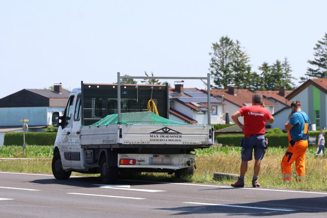 Schwerer Auffahrunfall zwischen PKW und Pritschenwagen auf Wiener Strae bei Marchtrenk
