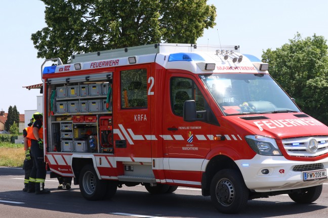 Schwerer Auffahrunfall zwischen PKW und Pritschenwagen auf Wiener Strae bei Marchtrenk