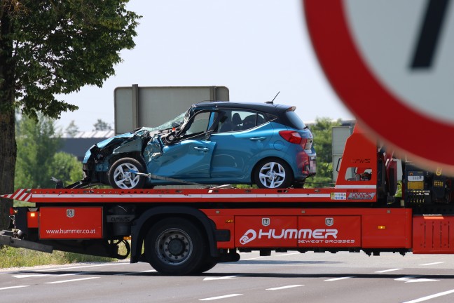 Schwerer Auffahrunfall zwischen PKW und Pritschenwagen auf Wiener Strae bei Marchtrenk