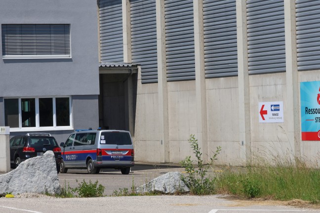 Containerbrand: Drei Feuerwehren bei Brand bei Entsorgungsunternehmen in Waldneukirchen im Einsatz