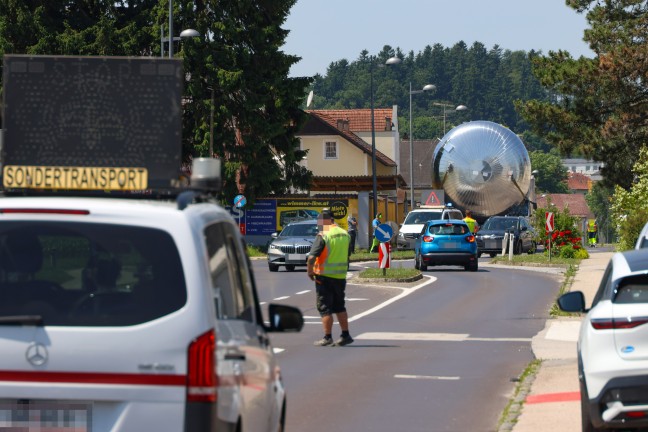 Spektakulrer Schwertransport auf der Voralpenstrae in Sattledt sorgte fr Stau zur Mittagszeit