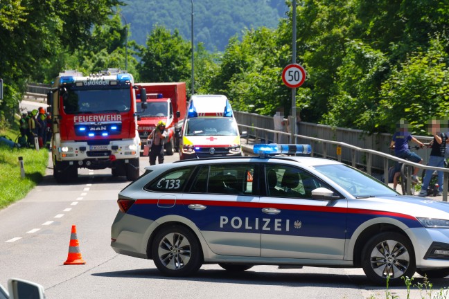 Frontalkollision: Drei verletzte Personen bei Verkehrsunfall zwischen zwei PKW in Gmunden