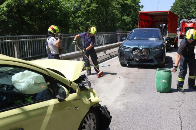 Frontalkollision: Drei verletzte Personen bei Verkehrsunfall zwischen zwei PKW in Gmunden