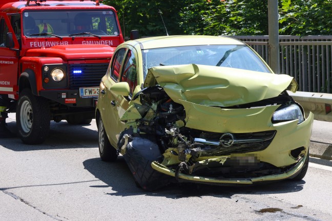 Frontalkollision: Drei verletzte Personen bei Verkehrsunfall zwischen zwei PKW in Gmunden