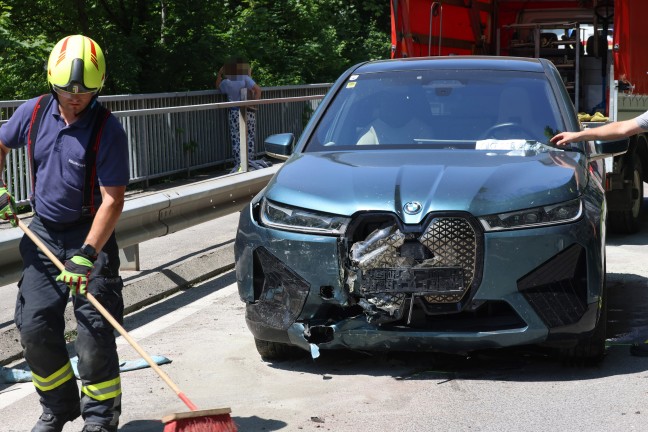 Frontalkollision: Drei verletzte Personen bei Verkehrsunfall zwischen zwei PKW in Gmunden