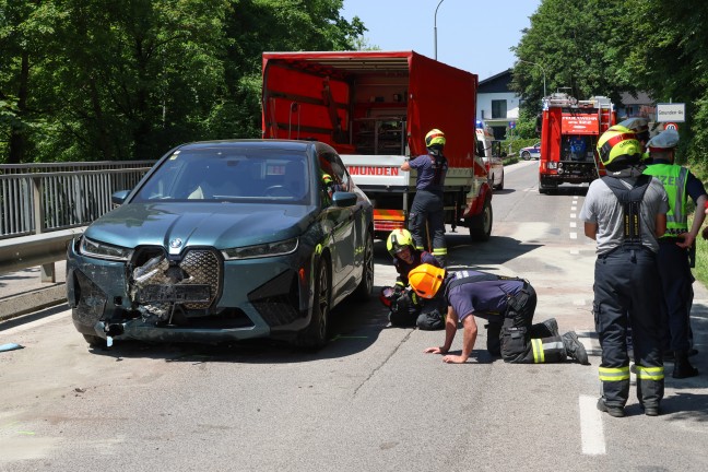 Frontalkollision: Drei verletzte Personen bei Verkehrsunfall zwischen zwei PKW in Gmunden