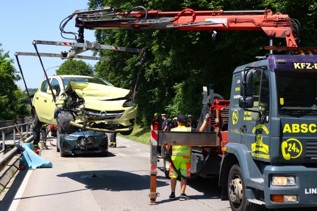 Frontalkollision: Drei verletzte Personen bei Verkehrsunfall zwischen zwei PKW in Gmunden