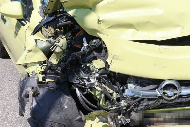 Frontalkollision: Drei verletzte Personen bei Verkehrsunfall zwischen zwei PKW in Gmunden
